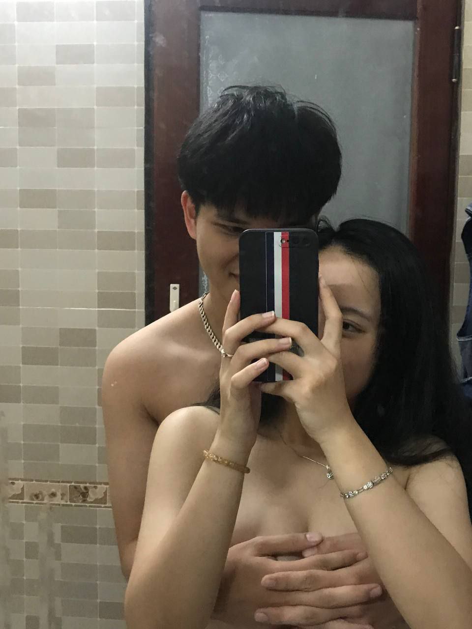 Mẹ đơn thân loạn luân với con trai, lộ mặt trong suốt cuộc sống hỗn loạn, cho con trai bú vú không dùng bao cao su, rồi lấy tinh dịch đi hẹn hò với chàng trai sinh năm 2002