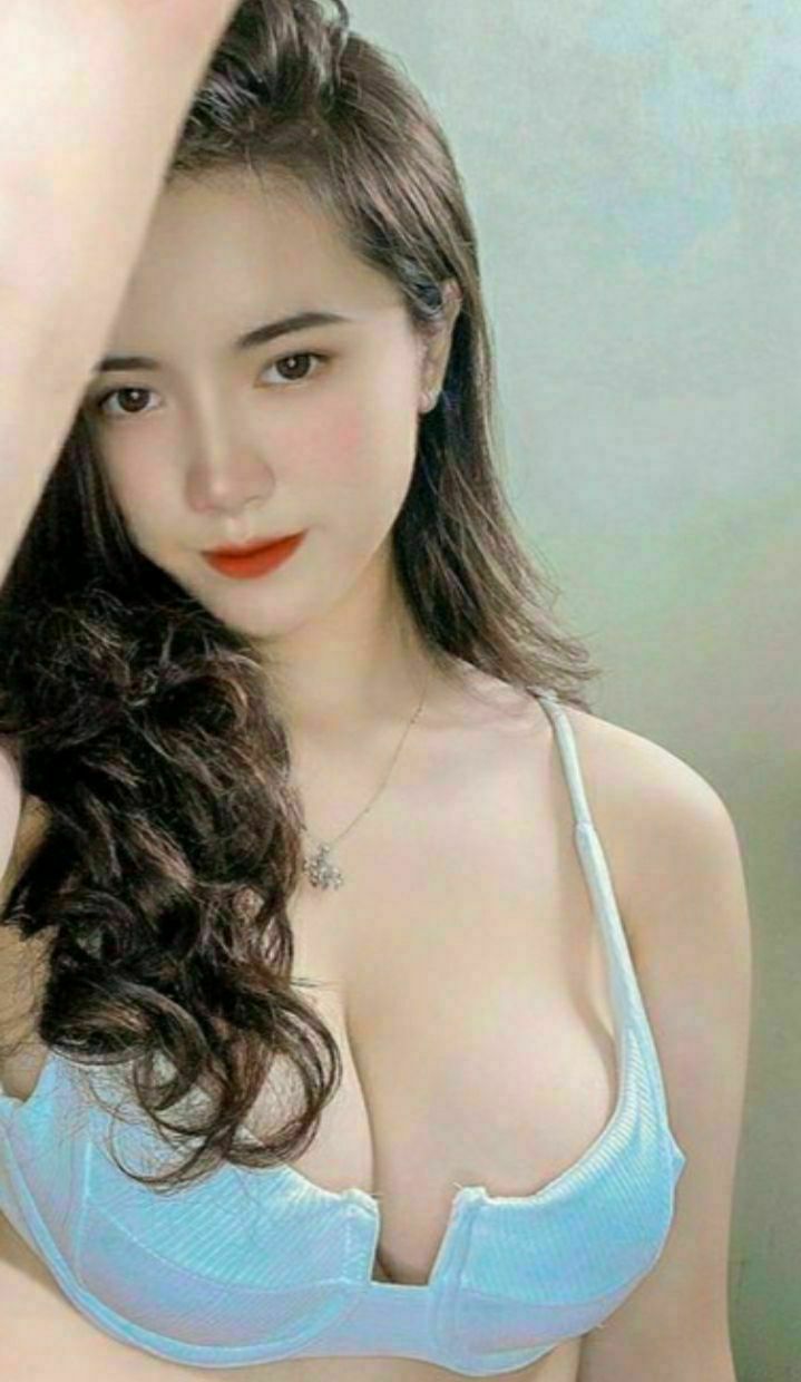 đang nứng cô gái nhờ em họ giúp một tay